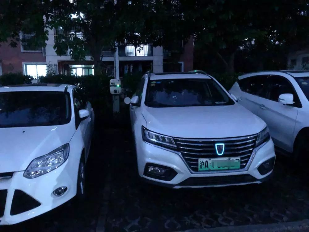 想給車充電得開10公里！如何解決出租車夜間“一樁難求”？