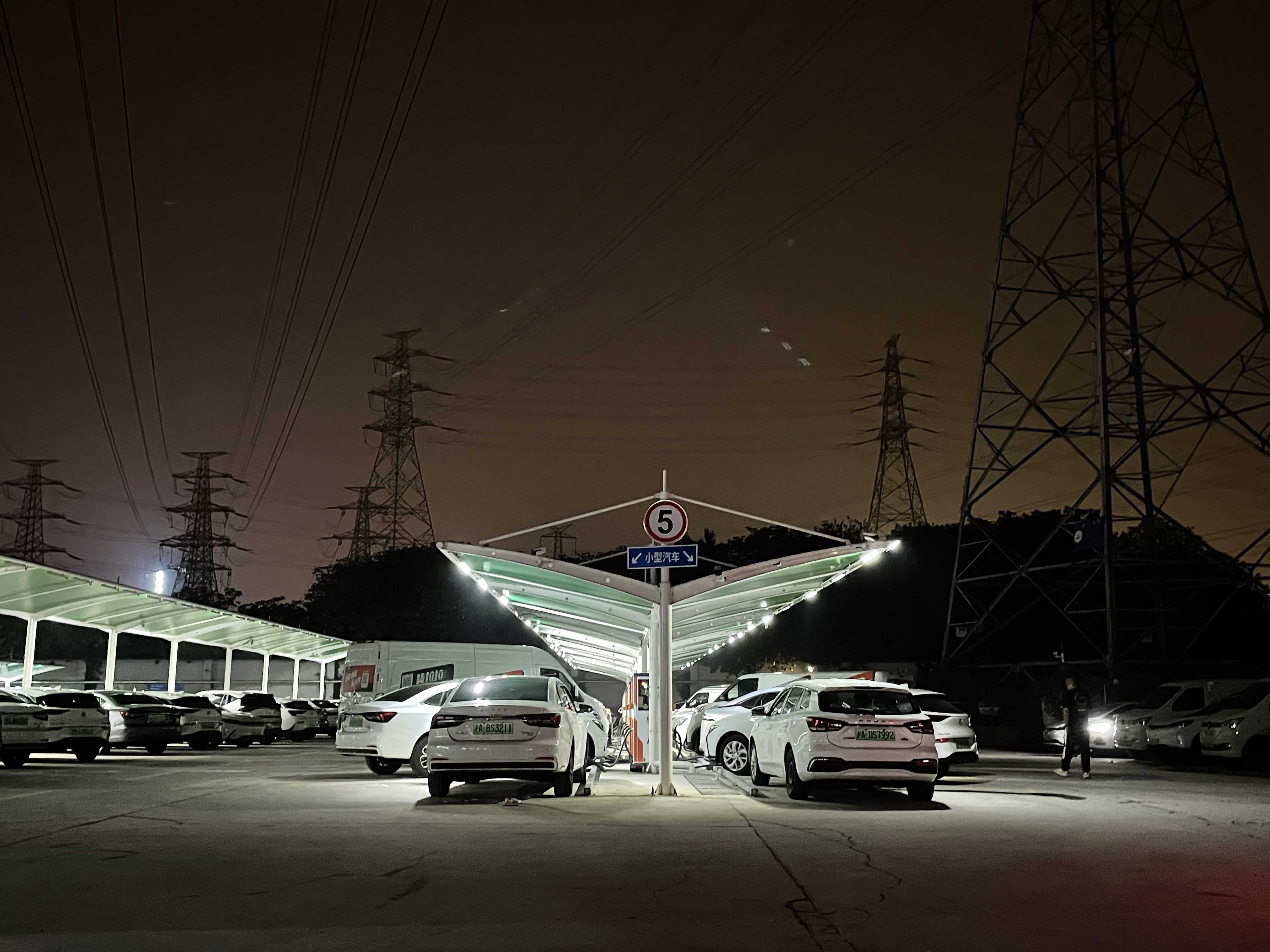 網(wǎng)約車(chē)司機(jī)，“卷”在車(chē)流里